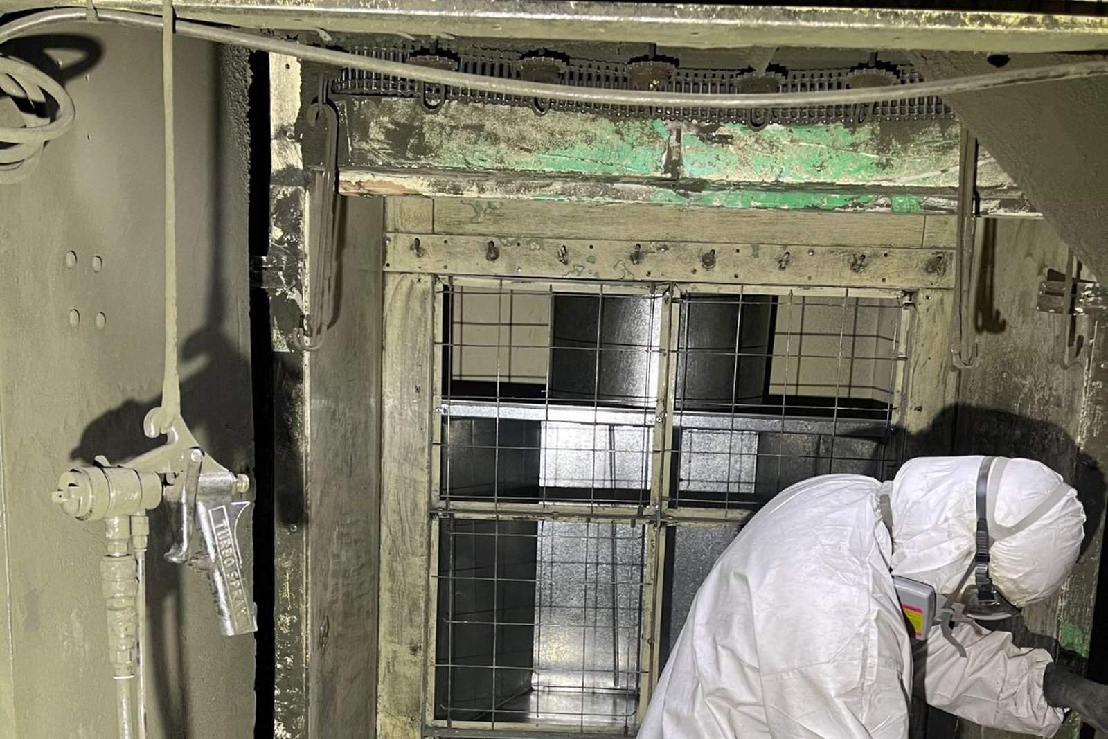 Técnico realizando mantenimiento industrial, Enso Robotics