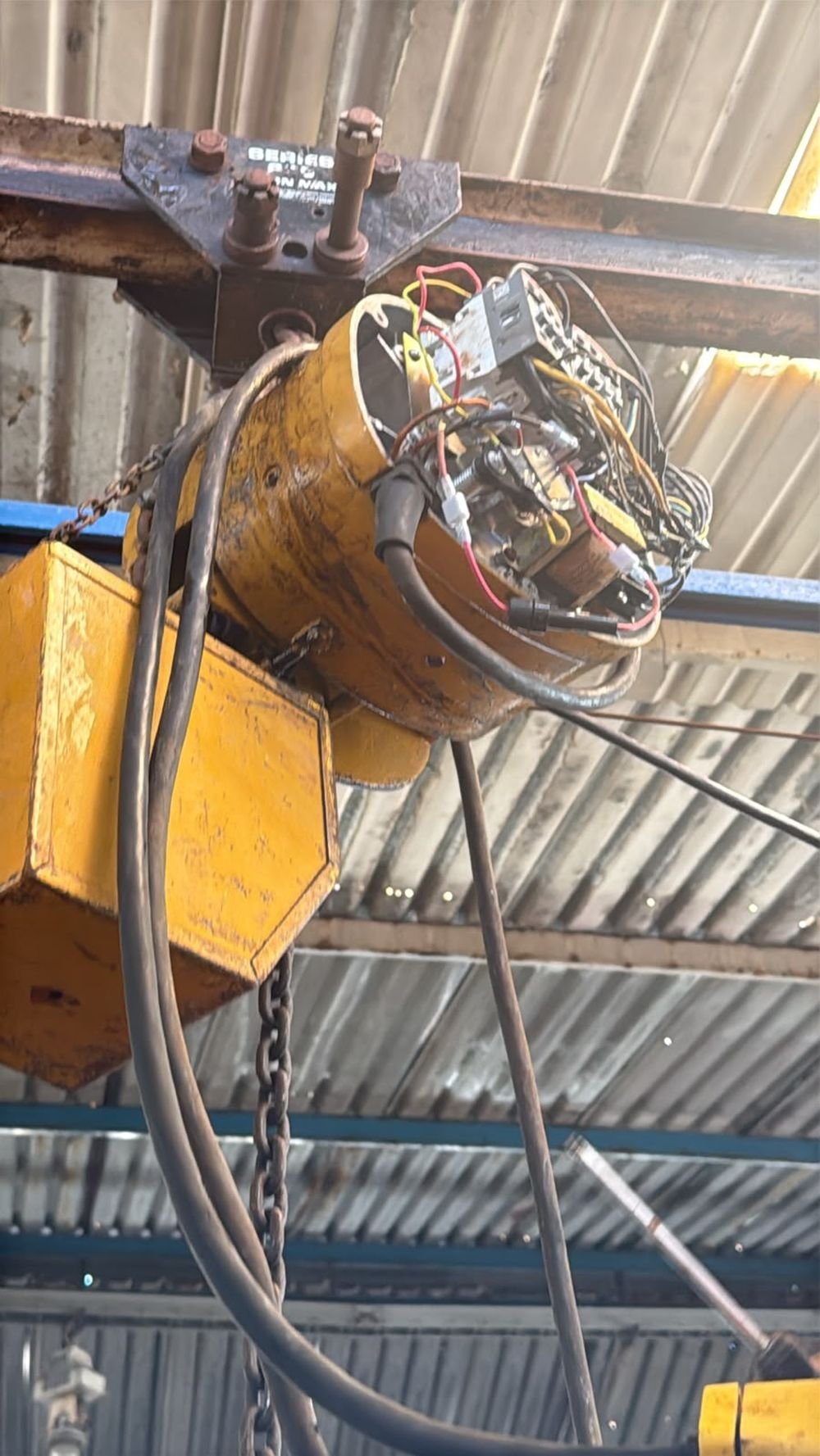 Mantenimiento eléctrico en polipasto industrial